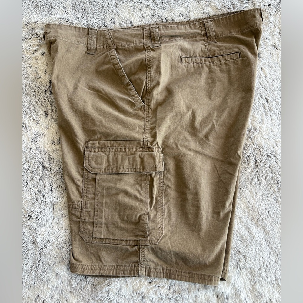 Size 40 Wrangler cargo shorts
